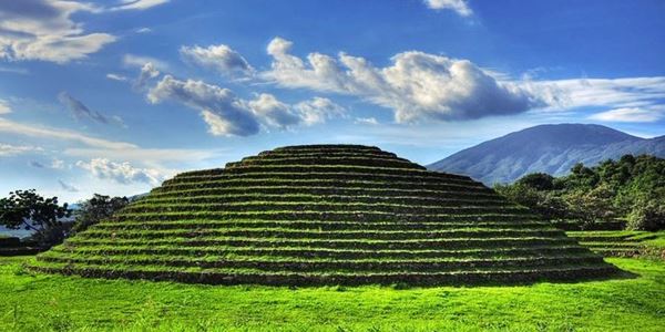 Guachimontones, piramida hijau permata arkeologi Meksiko