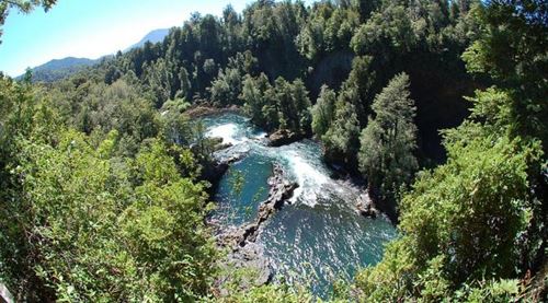 Serunya Menginap di Hotel Alami dengan Air terjun Diatasnya 4