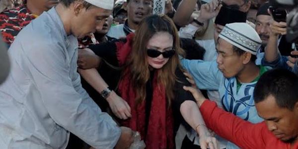 Tak Kuasa Lepas Olga Syahputra, Luna Maya Menangis di Atas Pusara