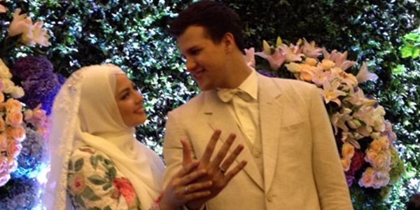 Pernikahan Risty Tagor-Stuart Collin Terlihat Sederhana Namun Romantis