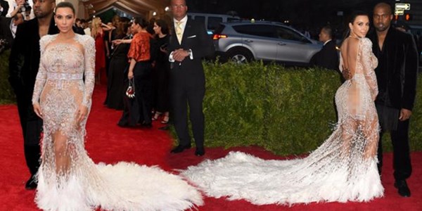 Pakai Gaun Transparan, Kim Kardashian jadi Sorotan di Met Gala
