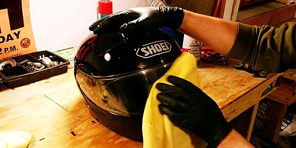 cara membersihkan helm