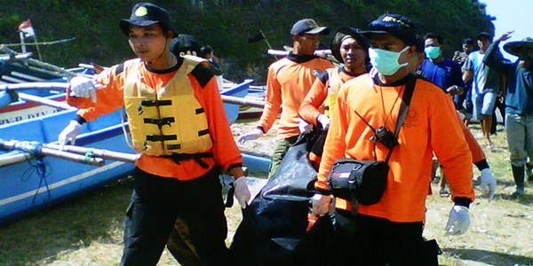 Asyik Selfie, Pengunjung Tewas Terseret Ombak Pantai BajulMati