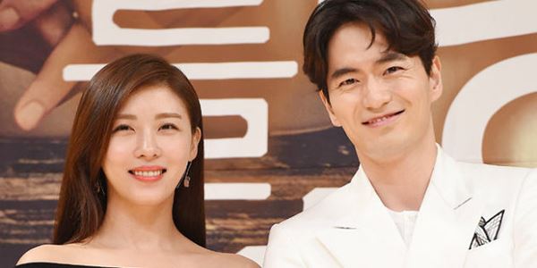 Lee Jin Wook dan Ha Ji Won Saling Puji di 'Time We Were Not In Love'