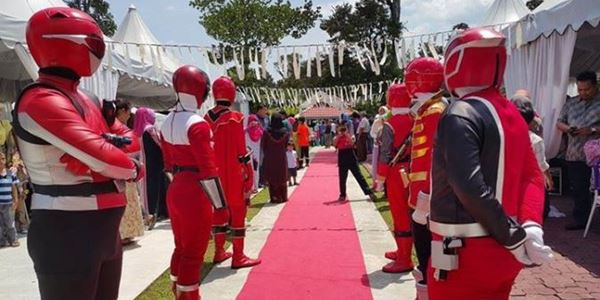 Tampil Beda, Pernikahan Orang Ini Dijaga oleh Power Ranger! 2