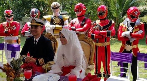 Tampil Beda, Pernikahan Orang Ini Dijaga oleh Power Ranger!