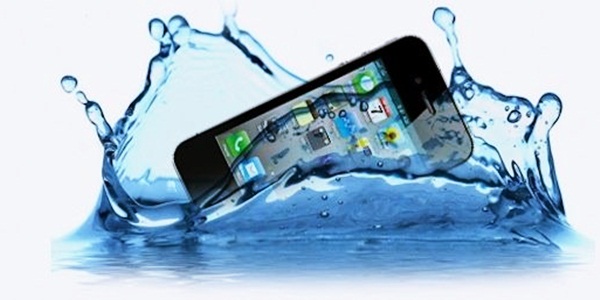 Lakukan Hal Ini Jika Smartphone Jatuh Ke Air