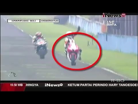 Video: Rayakan Kemenangan Pembalap Indonesia Ini Justru Tertabrak Lawannya