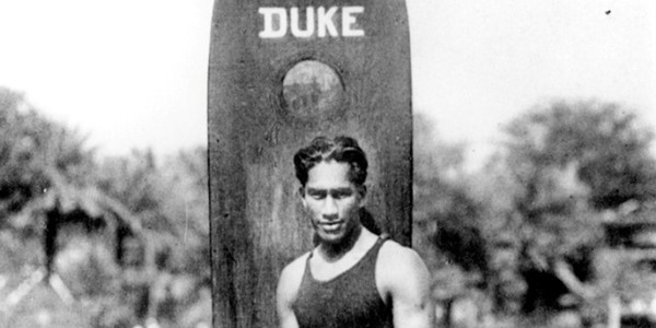 Mengenal Duke Kahanamoku, Sang Peraih Medali Emas dan Penemu Selancar