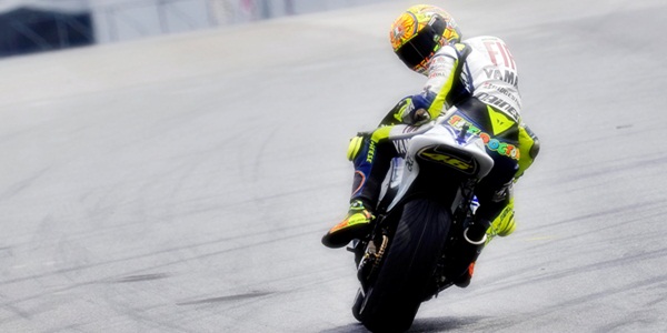 KabarDunia.com – Valentino Rossi kembali mencetak namanya ke puncak klasemen Moto GP 2015 setelah meraih kemenangan pertama di Sirkuit Silverstone Inggris, Minggu 30-08-15. Pada saat balapan tersebut sempat terjadi insiden tergelincirnya Marc Marquez yang akhirnya mengantarkan Valentino Rossi pada urutan pertama. Kemenangan Valentino Rossi tersebut juga mengungguli rekan satu timnya Jorge Lorenzo. Balapan Moto GP 2015 di Sirkuit Silverstone Inggris tersebut tidak sesuai dengan jadwal semula karena perubahan cuaca yang terjadi sehingga mengharuskan para pembalap untuk memasang ulang dengan ban basah, sehingga memakan waktu sampai 25 menit baru di mulai kemudian. Balapan tersebut berlangsung sangat sengit, di mana Lorenzo dengan cepat mengambil posisi paling depan dari rivalnya yakni Marquez. Pol Espargaro juga menunjukan kempampuannya dengan start dengan sempurna sehingga dia merapat ke posisi tiga setelah Lorenzo dan Marquez. Pada lap kedua pertandingan, Rossi menunjukan kesungguhannya dengan merebut posisi terdepan, dia melesat bagaikan angin. Rossi yang awalnya pada posisi ke empat langsung menuju posisi terdepan hanya dalam kedipan mata. Sampai pada lap ke empat Rossi masih di bayang-bayangi ketatnya persaingan dari belakangnya Lorenzo dan Marquez. Persaingan antara Rossi dan Marquez masih berlangsung hingga lap ketujuh, sedangkan Lorenzo semakin tertinggal jauh dibelakang mereka, bahkan Lorenzo tertinggal ke posisi lima pada lap kedelapan setelah Dani Pedrosa dan Daniel P. Mendahuluinya dengan sekejap. Pada Lap ke-12 persaingan Rossi dengan Marquez pun selesai setelah Marquez tergelincir dan keluar dari lintasan balapan. Setelah itu Rossi semakin tidak terkejar oleh pembalap lainnya dan akhirnya Rossi memenangi balapan di sirkuit Silverstone Inggris tersebut.