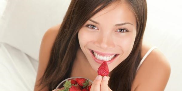6 Makanan Enak Ini Bisa Membantu Hancurkan Plak serta Memutihkan Gigi