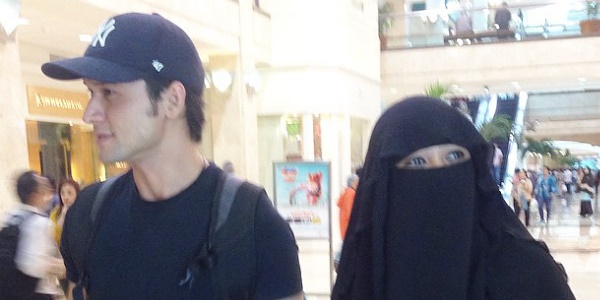 Hapus Foto Bersama Soraya Abdullah, Indra L Bruggman Tepis Isu Nikah