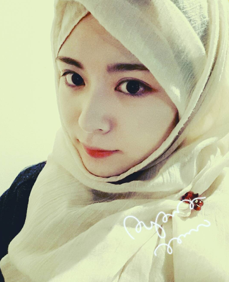 hijab ala  ayana moon