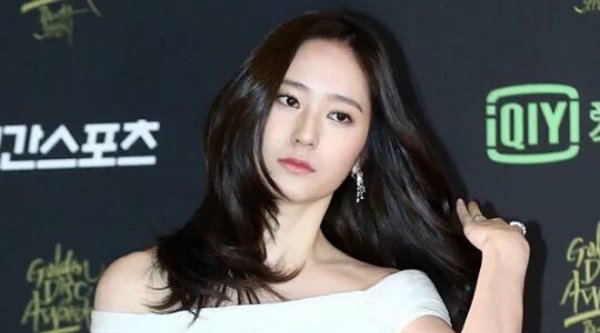 Jadi MC Golden Disk Awards, Netizen Sebut Krystal f(x) Bikin Suram 2