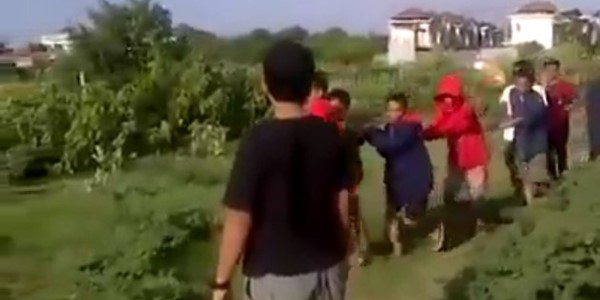 Ngakak, Anak Kecil Ini Terbang Belasan Meter saat Kebawa Layangan
