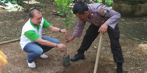 Aiptu Winarto, Polisi Inspiratif yang Tanam Ribuan Pohon di Pinggir Jalan