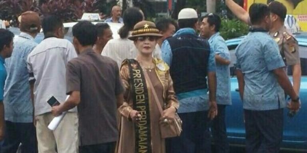 Hadir di Demo Taksi, Sosok Presiden Perdamaian Mendadak Terkenal