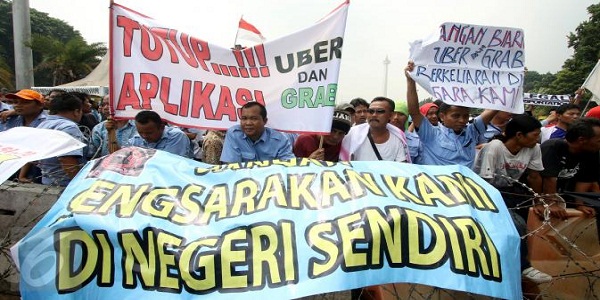 Ribuan-Sopir-Angkutan-Darat-Lanjutkan-Aksi-di-Istana-Negara