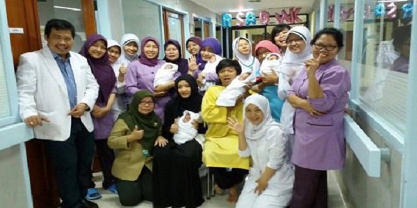 foto_bayi_kembar_lima_asal_cirebon_aiueo