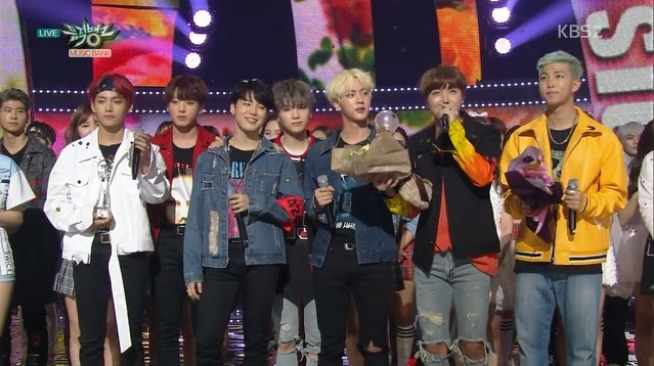 BTS Raih Kemenangan Kedua Dengan "Fire" Di 'Music Bank'