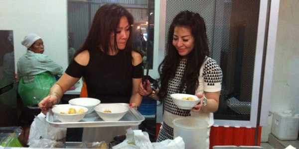 Bakso Djingkrak Sunter, Warung dengan Pelayan Seksi yang Bikin Heboh 4