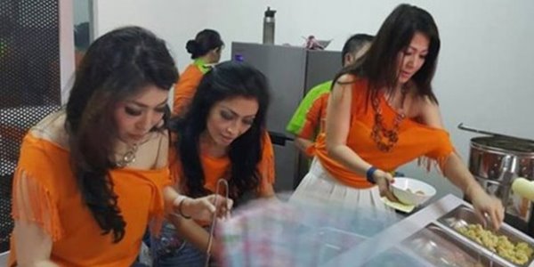 Bakso Djingkrak Sunter, Warung dengan Pelayan Seksi yang Bikin Heboh