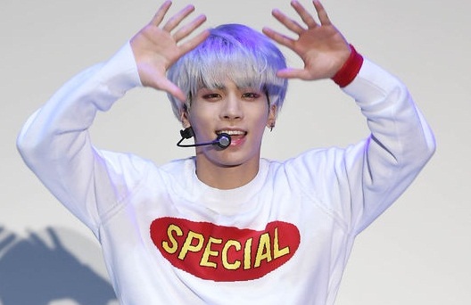 SHINee Jonghyun Drops Teaser Dan Detail Tentang Album Baru Saatnya untuk mulai menghitung hari untuk comeback bersama Jonghyun! Anggota SHINee diatur untuk menjatuhkan album studio full-length pertama "Baik" pada 24 Mei di tengah malam KST. Sebanyak sembilan lagu akan dimasukkan dalam rilis, dengan delapan dari mereka co-diproduksi dan ditulis oleh idola sendiri. Tembakan teaser pertama diresmikan pada tanggal 17 Mei, memberikan penggemar rasa konsep comeback trendi dan hidup Jonghyun. Fans akan bisa menikmati lebih banyak pekerjaan pribadi artis berbakat melalui album baru. Setelah merilis debut solonya EP "Base" pada bulan Januari 2015, Jonghyun terus membuktikan kemampuan sebagai penulis lagu dengan memproduksi bagi banyak seniman lainnya termasuk IU, EXO, dan Lee Hi. Menantikan untuk update lebih lanjut tentang pulang sendirian Jonghyun!