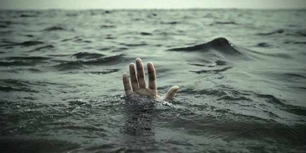 Keasyikan Selfie, Dua Pemuda Hilang Usai Diterjang Ombak