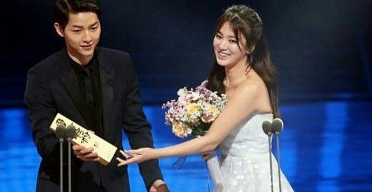 Raih Aktor/Aktris Populer, Song Joong Ki dan Song Hye Kyo Tampil Serasi