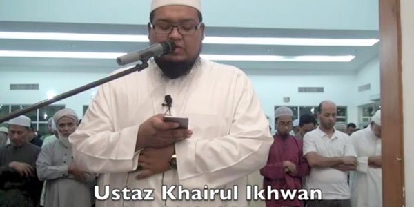 Imami Tarawih Sambil Pegang Ponsel, Video Ini Bikin Heboh Netizen