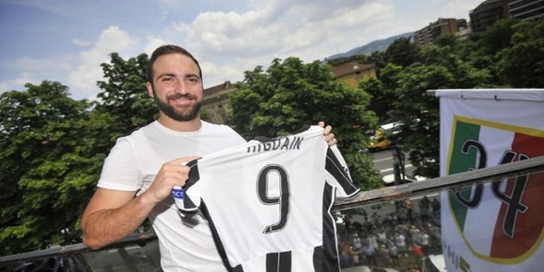 Higuain Pamer Jersey Nomor 9 Juventus