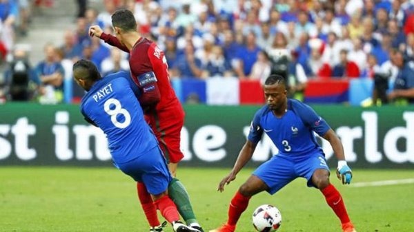 Jegal Ronaldo Hingga Cedera, Dimitri Payet Banjir Hujatan di Sosmed 3