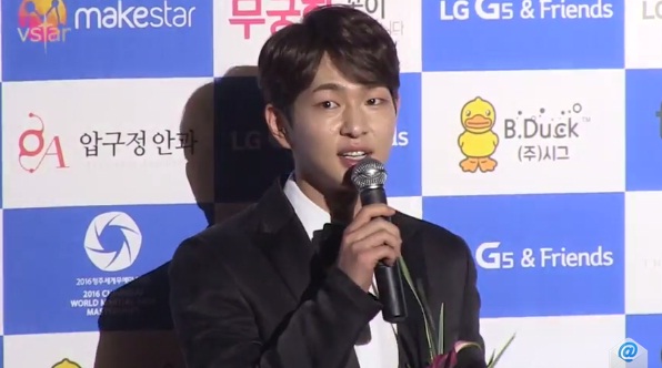 Terima Trofi ‘Scene Stealer Festival’, Onew SHINee Malah Nangis?