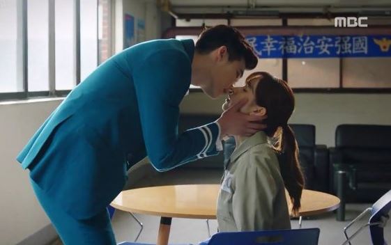 Lee Jong Suk Ngaku Banyak Belajar Untuk Kiss Scene 'W' Episode Ini