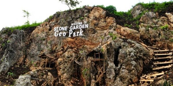 Menikmati Pesona Bebatuan Artistik di Stone Garden Bandung