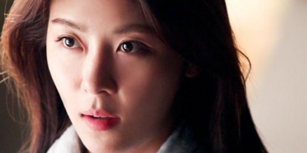 Pakai Gaun Blink-blink, Ha Ji Won tampil Seksi di Red Carpet MAMA 2016
