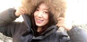 Park Shin Hye gifted the entire staff of 'Silence' with winter jackets. She gave each one of them the jackets herself, making the mood of the movie filming ever better than it was. The below photos show the staff wearing the jackets as they smile, obviously appreciative of the warm, winter coasts. The movie 'Silence' features Choi Min Sik, Ryu Joon Yeol, and Park Shin Hye. Park Shin Hye plays the role of a lawyer Hee Jung in the movie.