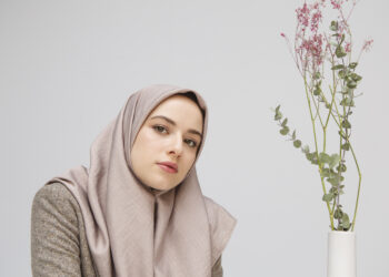 7 Rekomendasi Merk Jilbab Segi Empat Terbaik untuk Muslimah