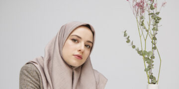 7 Rekomendasi Merk Jilbab Segi Empat Terbaik untuk Muslimah