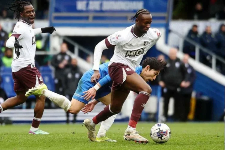 Assim Madibo Dihukum 5 Pertandingan Usai Tekel Kerasnya yang Bikin Patah Kaki Ismael Kone