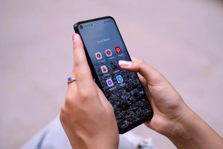 Ponsel Android dengan Layar yang Memukau di Bawah Cahaya Matahari